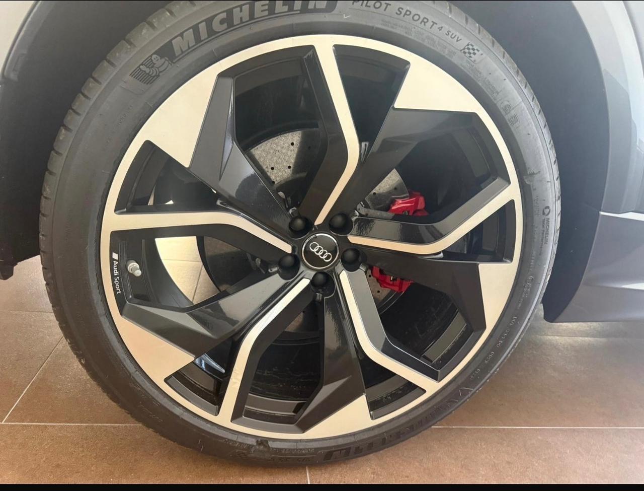 Audi RS Q8 TFSI V8 quattro tiptronic (441 kw)