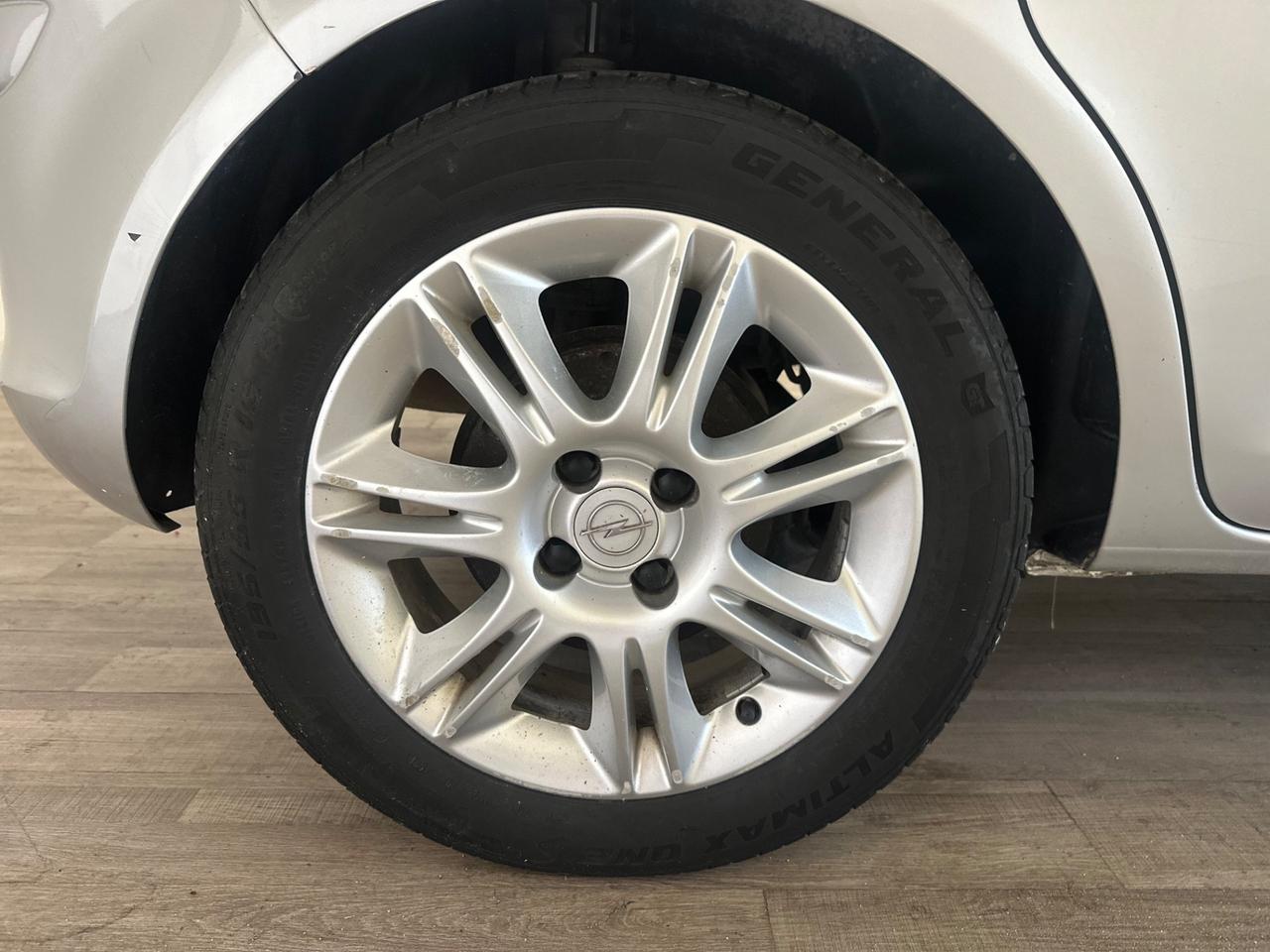 Opel Corsa 1.2 5 porte Cosmo NEOPATENTATI