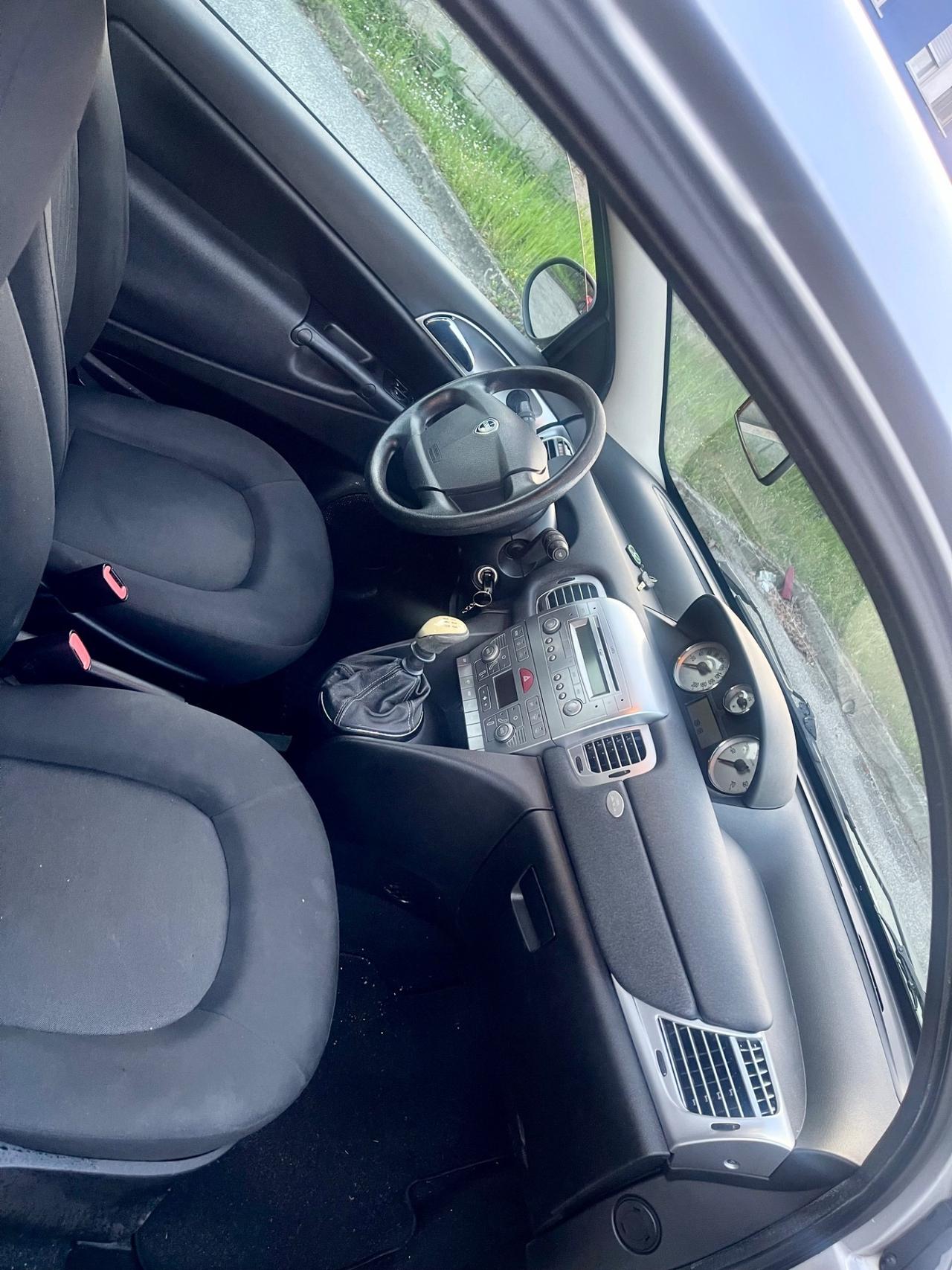 Lancia Ypsilon 1.2 69 CV Unyca