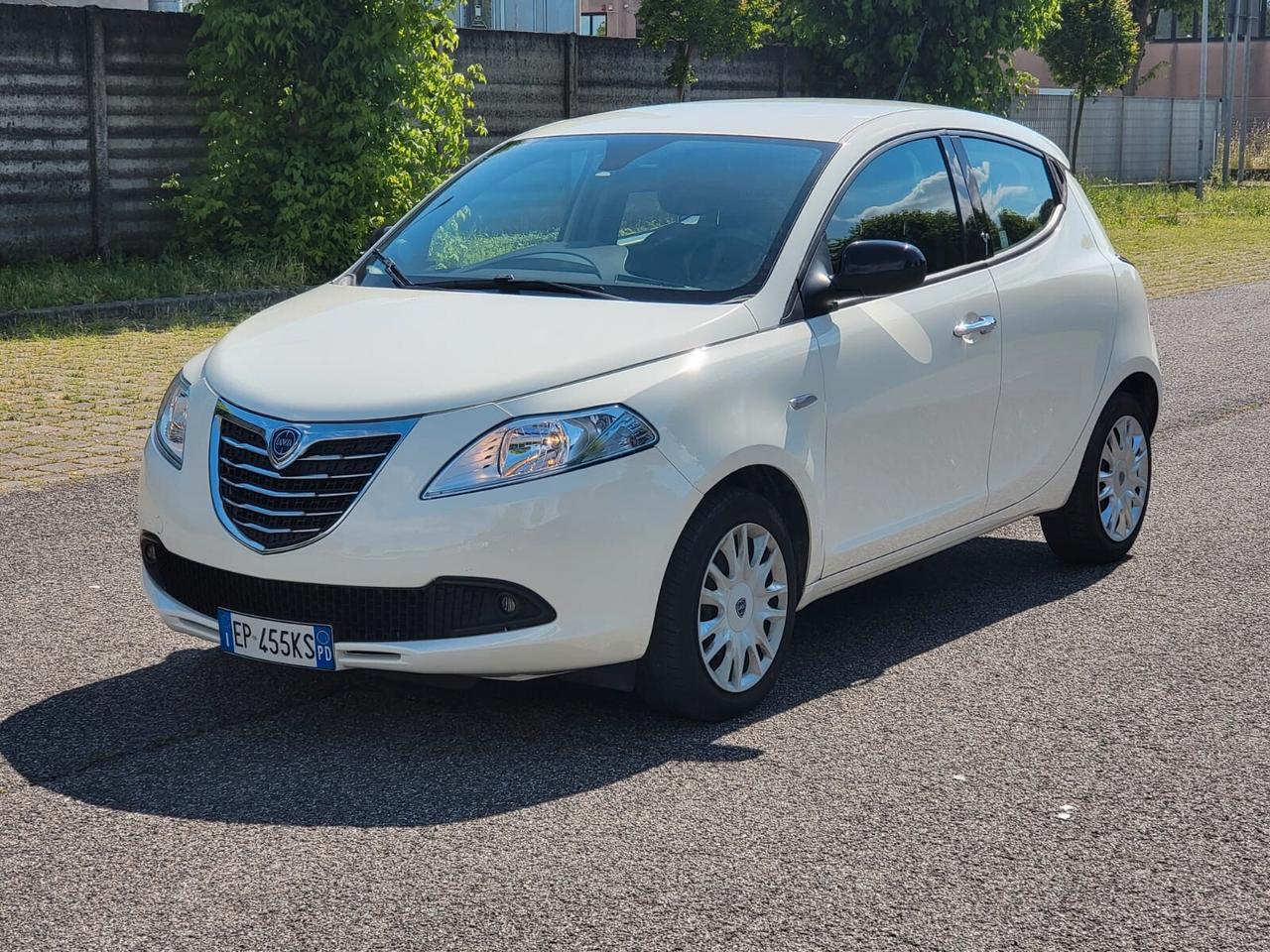 Lancia Ypsilon 1.2 69 CV 5 porte NEOPATENTATI