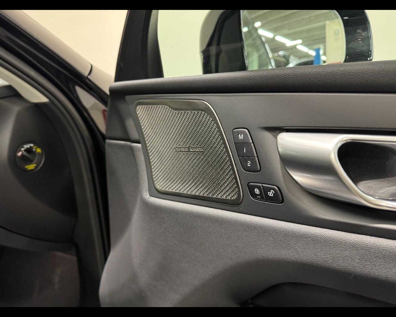 VOLVO XC60 T6 Plug-In Hybrid AWD PLUS DARK AUTO