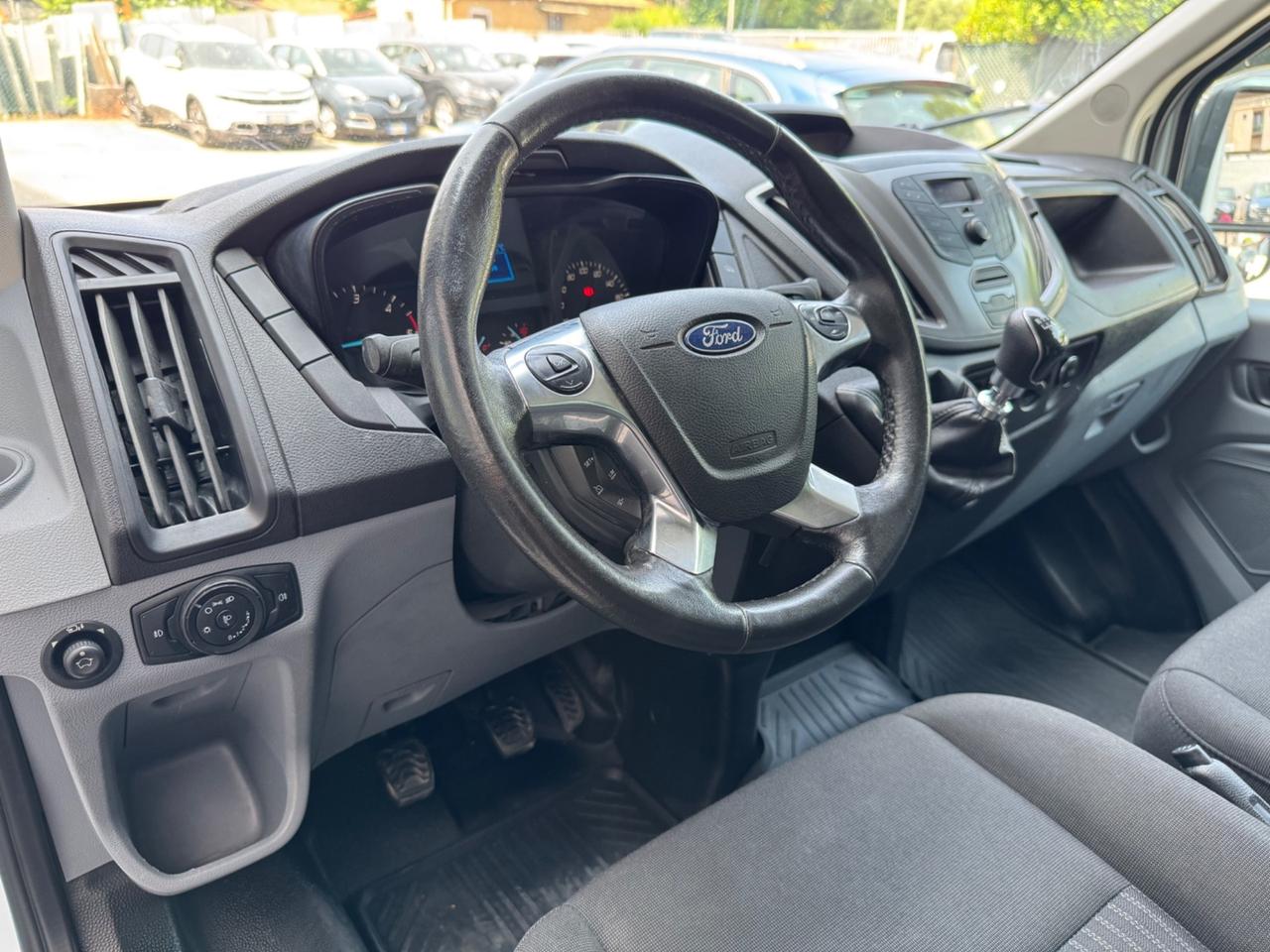 Ford Transit con la pedana ribasabile