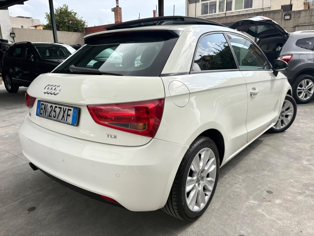 Audi A1 1.6 TDI 90cv TETTO NAVIGATORE