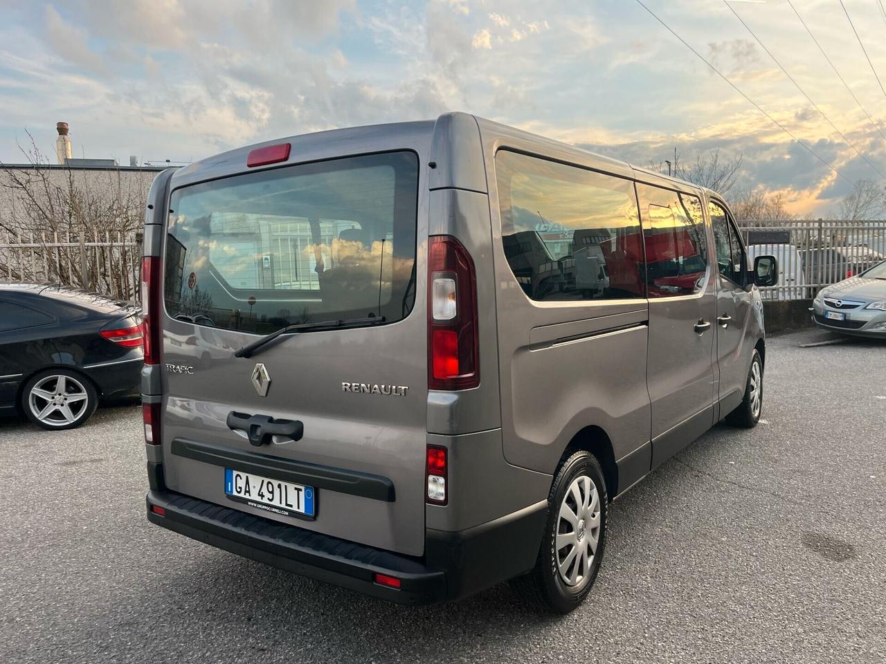 RENAULT TRAFIC 9P LUNGO CAMBIO AUTOMATICO DOPPIA PORTA