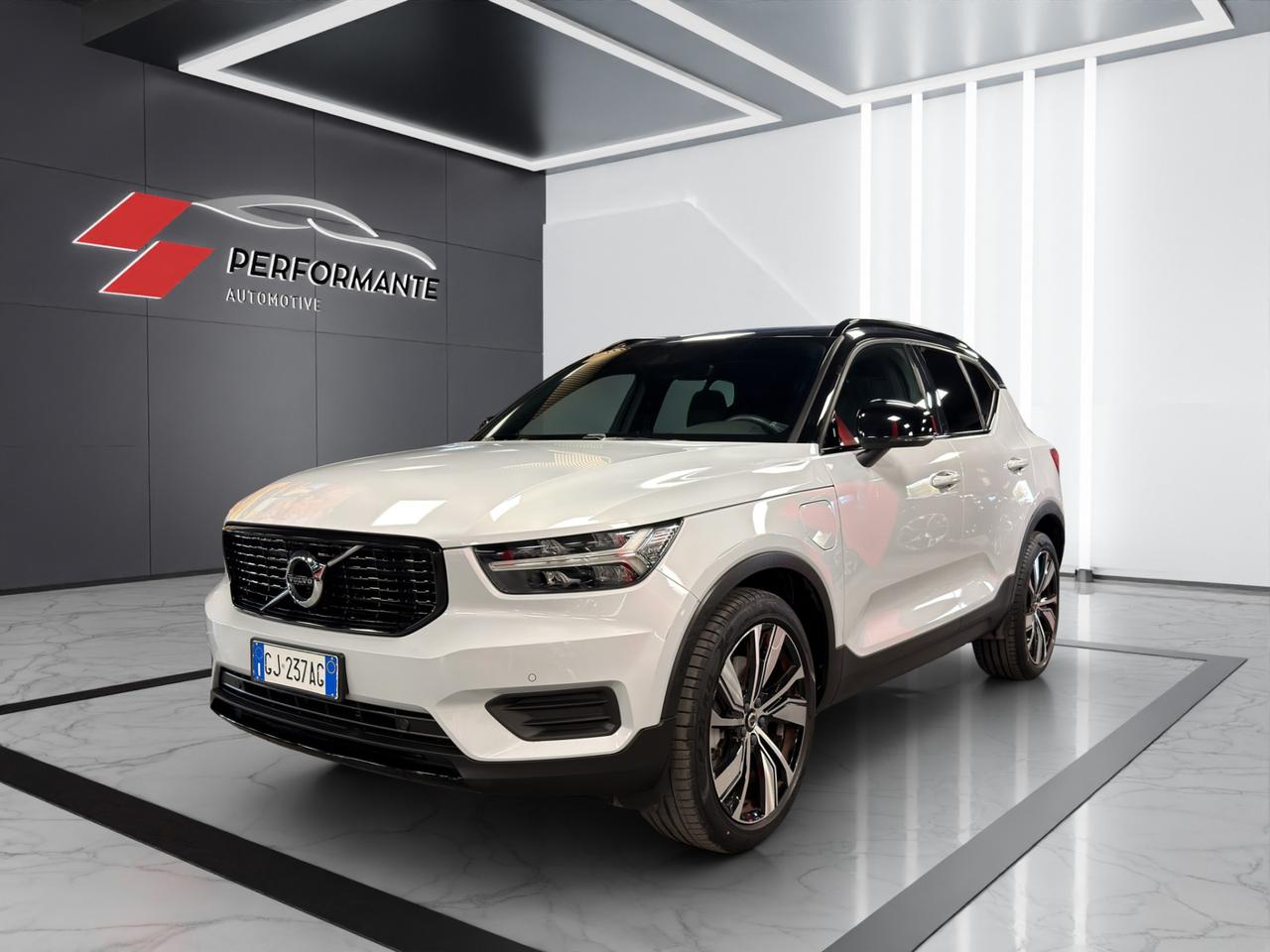 Volvo XC40 1.5 t4 phev R-design auto my21 - 24 MESI GARANZIA