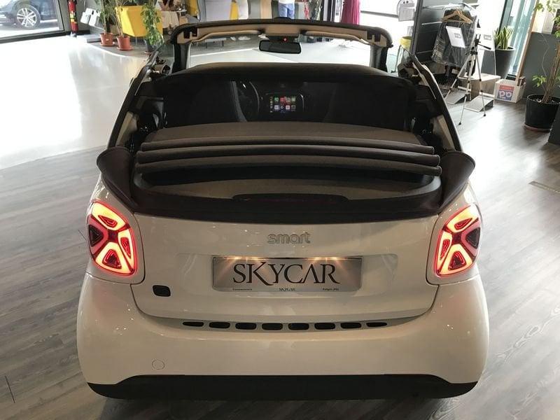 smart fortwo EQ cabrio suitegrey Caricatore da (22kW) Fari Ful Led