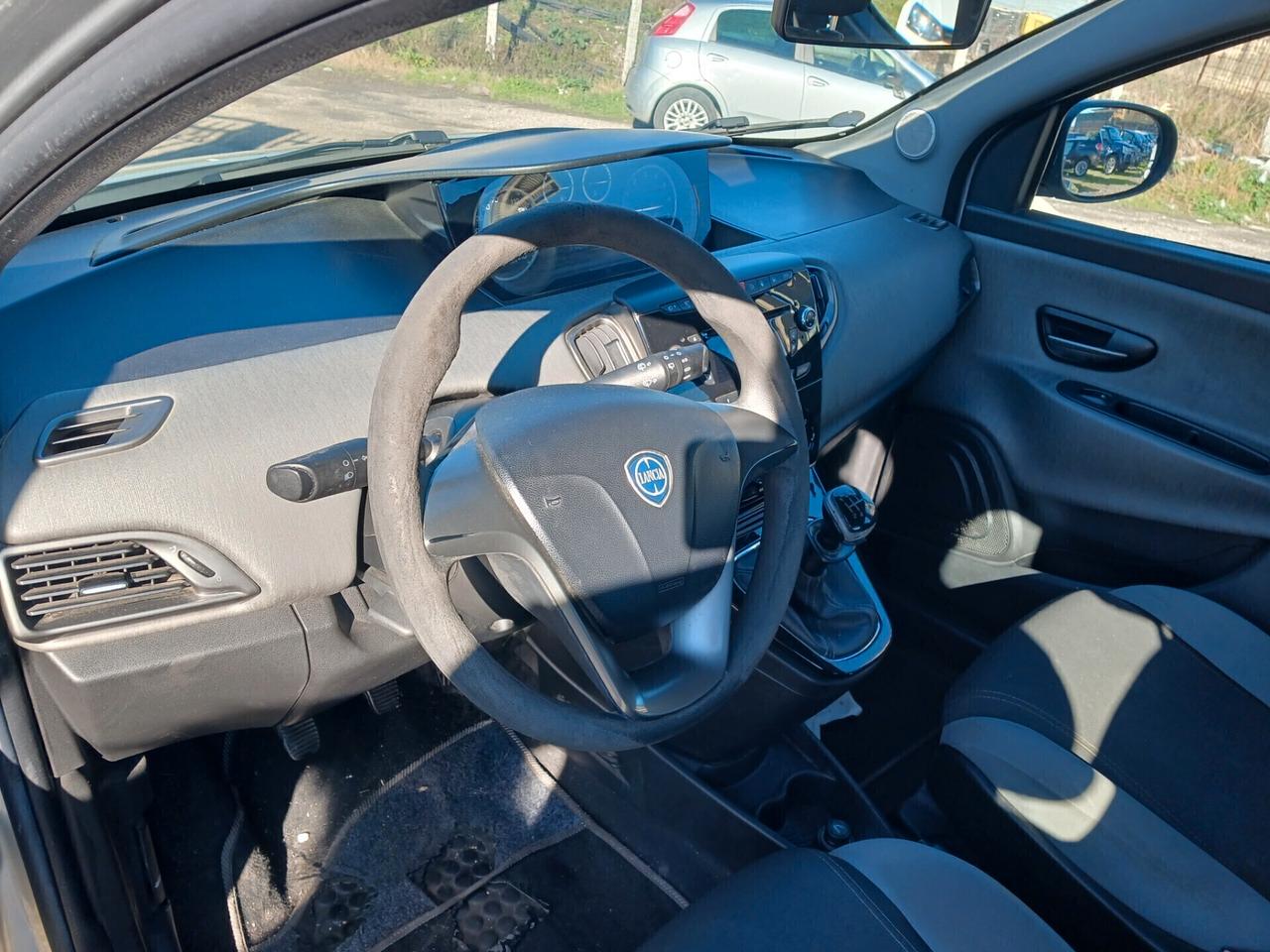 Lancia Ypsilon 0.9 TwinAir 85 CV 5 porte Metano Ecochic Silver