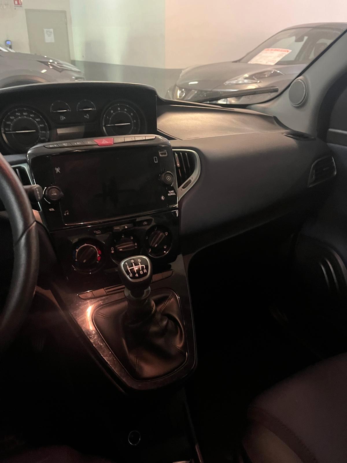 Lancia Ypsilon 1.0 FireFly 5 porte S&S Hybrid Platino