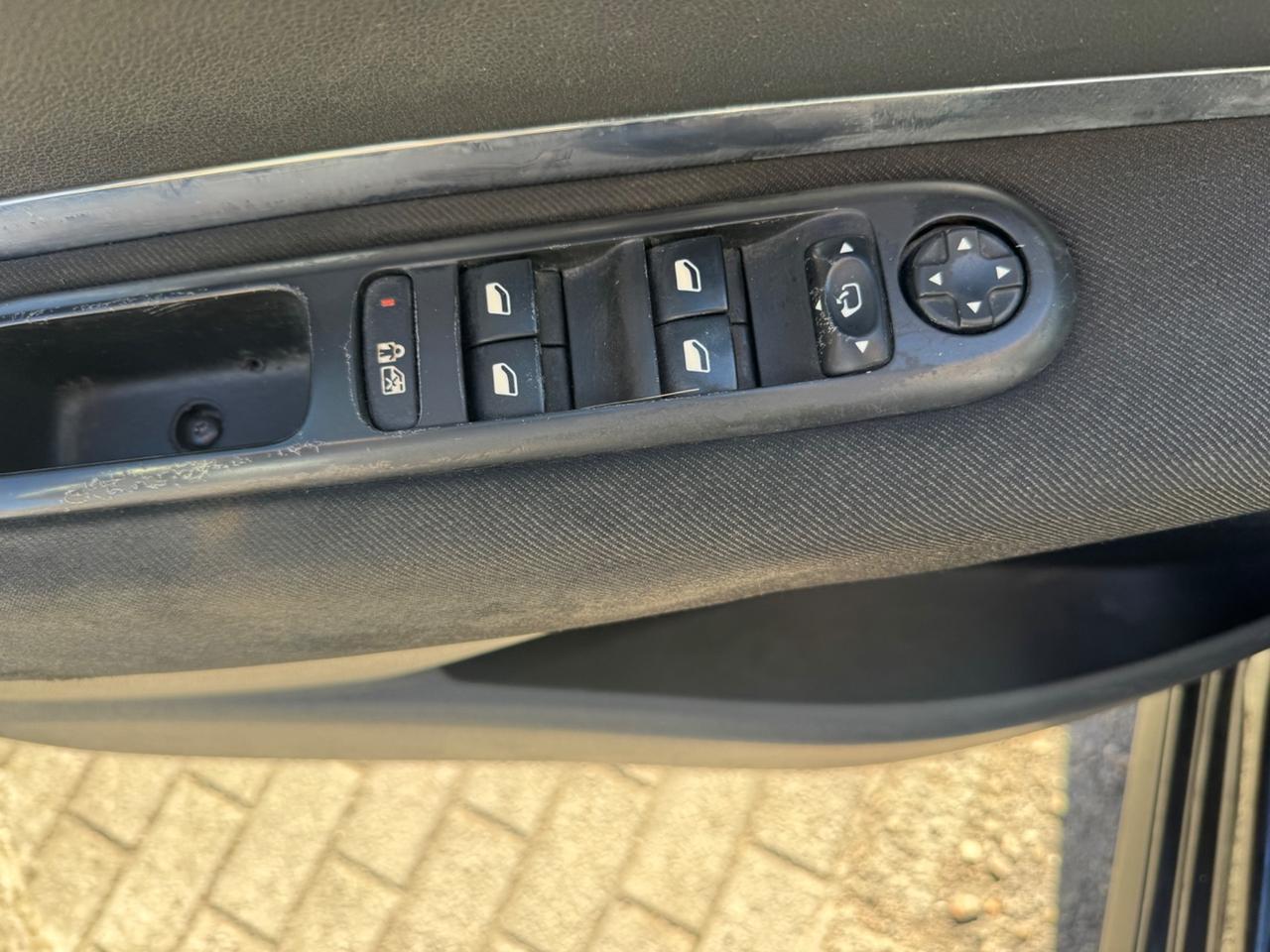 Peugeot 3008 1.6 HDi 110CV cambio robotizzato Premium