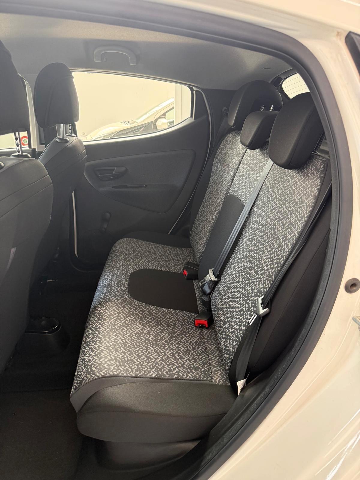 Lancia Ypsilon 1.0 FireFly 5 porte S&S Hybrid Ecochic Silver