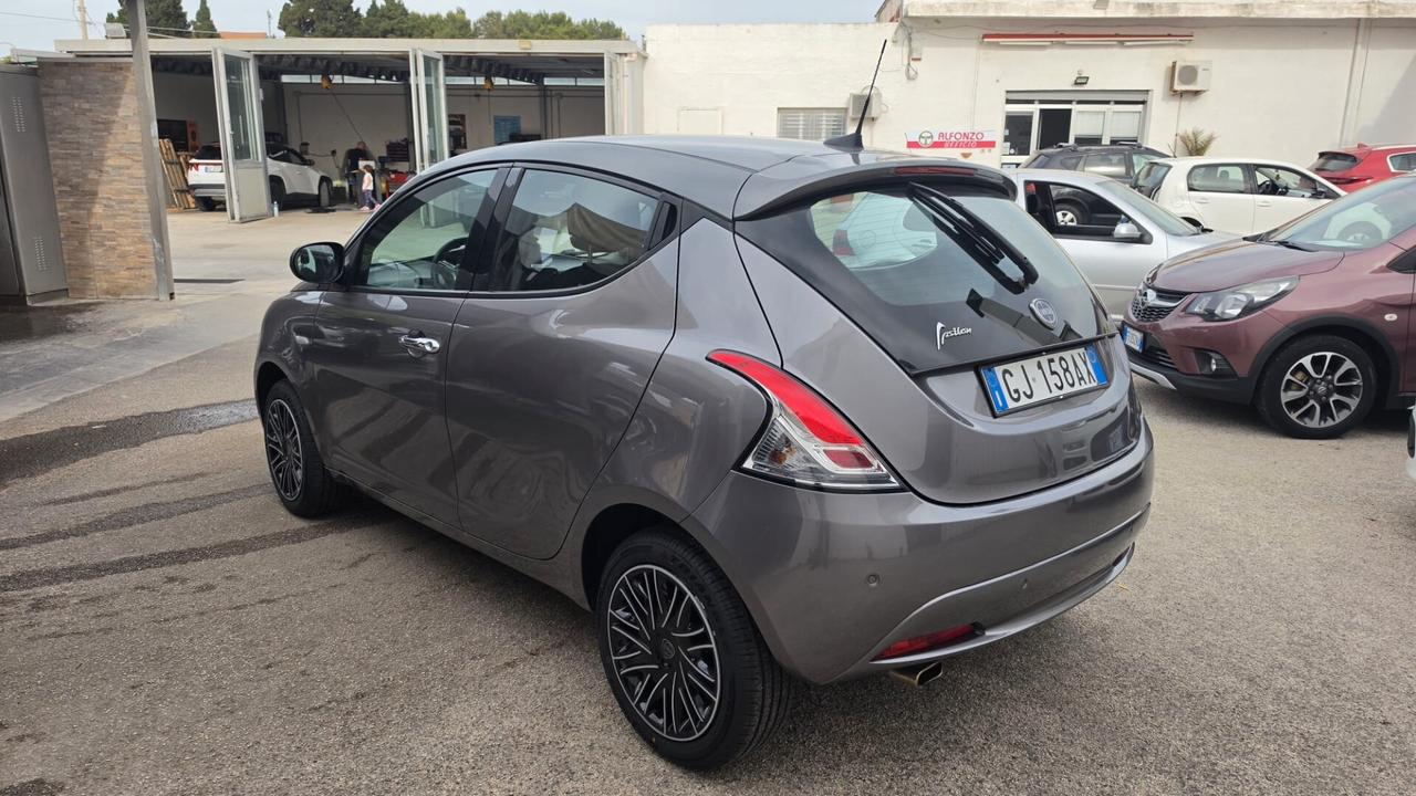 Lancia Ypsilon 1.0 FireFly 5 porte S&S Hybrid Ecochic Silver