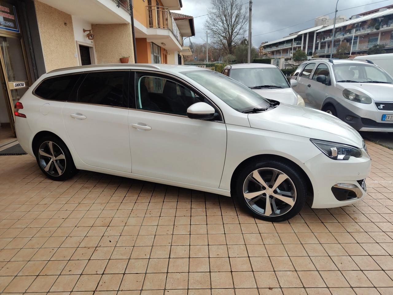 Peugeot 308 BlueHDi 120 S&S EAT6 SW Allure