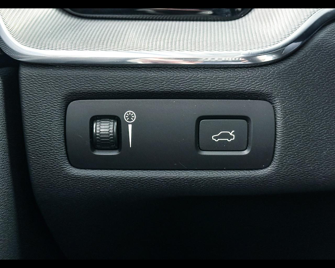 VOLVO XC60 (2017--->) - XC60 B4 (d) AWD Geartronic Inscription