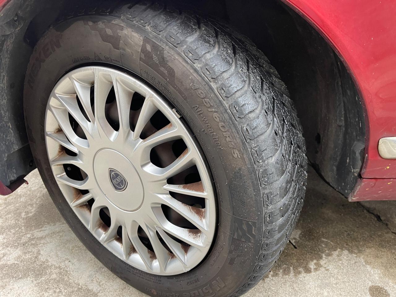 Lancia Ypsilon 1.2 benzina euro4 neopatentati