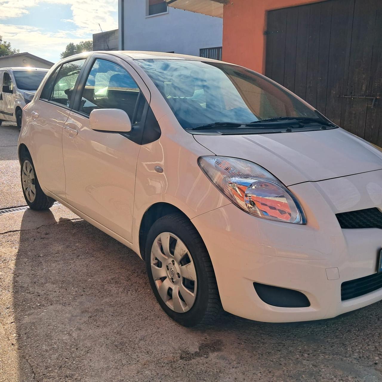 Toyota Yaris 1.0 benz 5 porte Luxury pack neopatentati