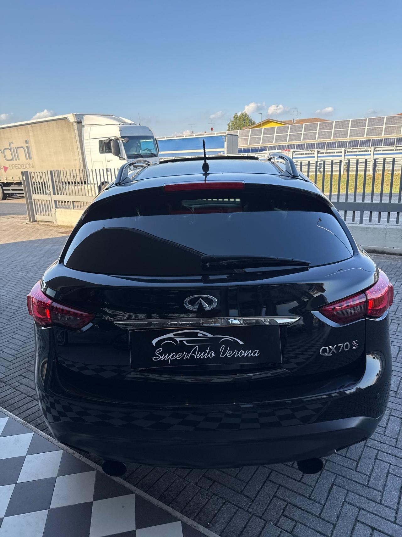 Infiniti QX70 3.0 diesel V6 AT S Design