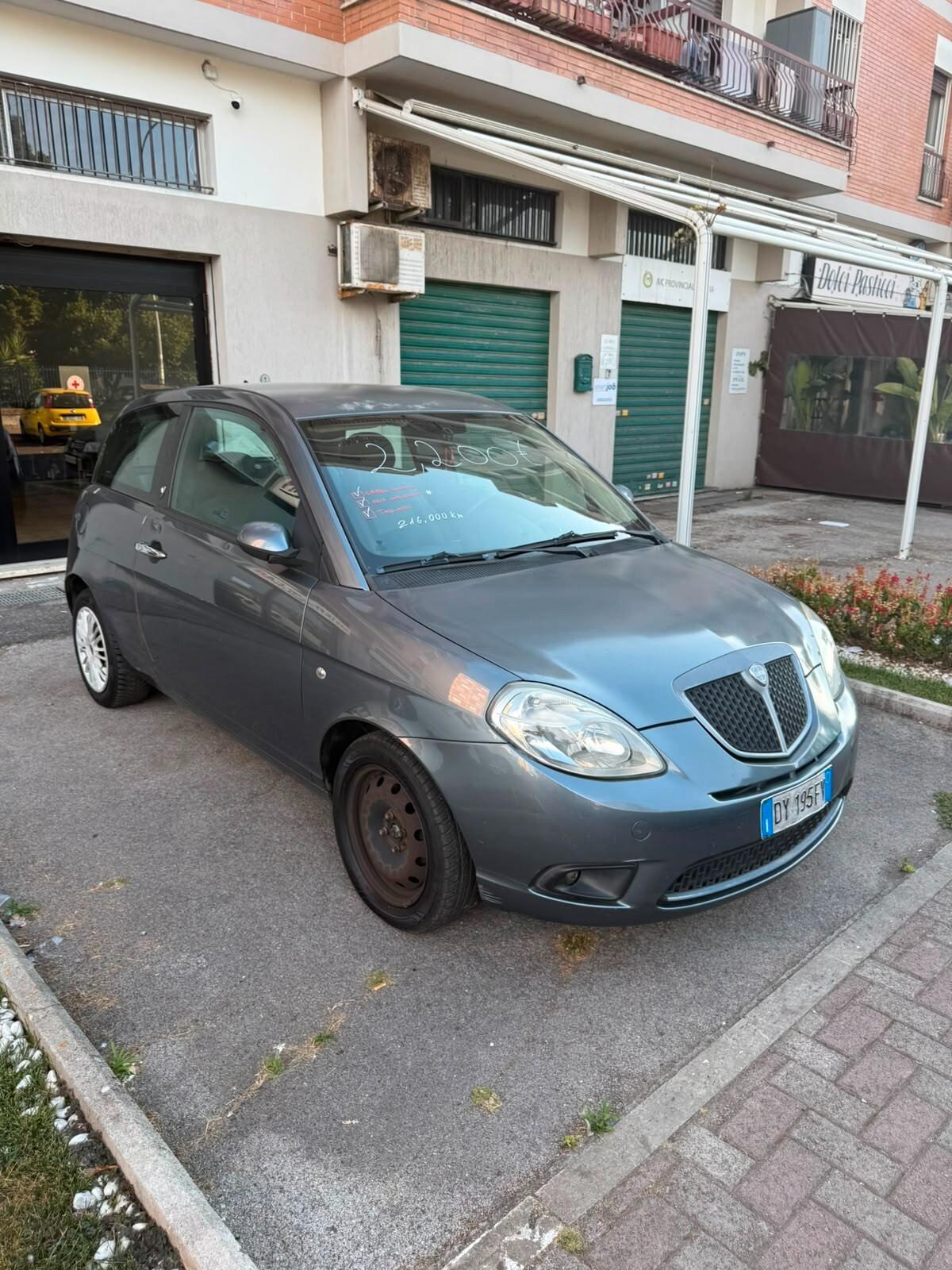 Lancia Ypsilon 1.3 MJT 75 CV Versus