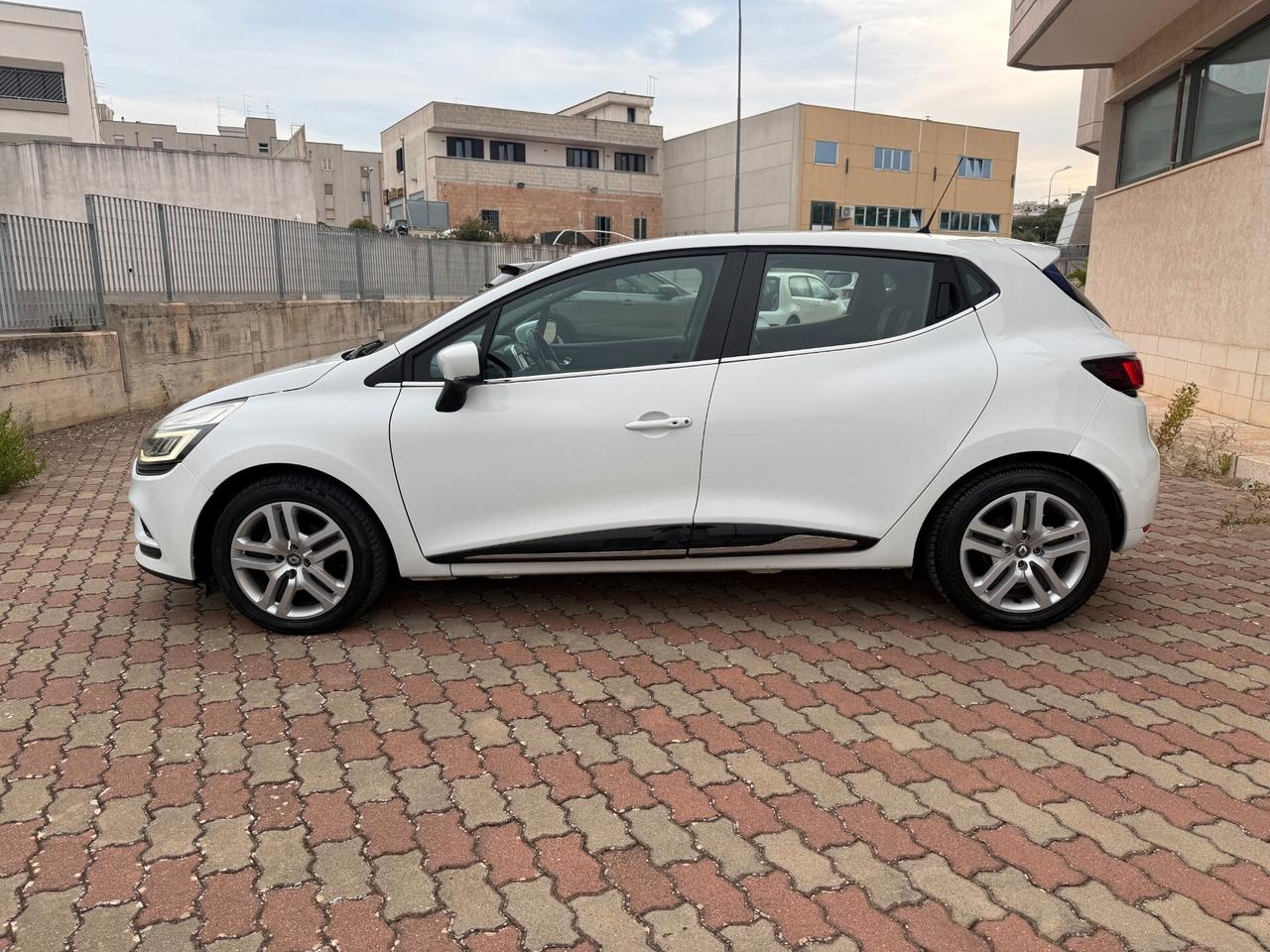 Renault Clio IV 2017 1.5 dci energy Intens 75cv FullLed Navi RetroCam Pelle