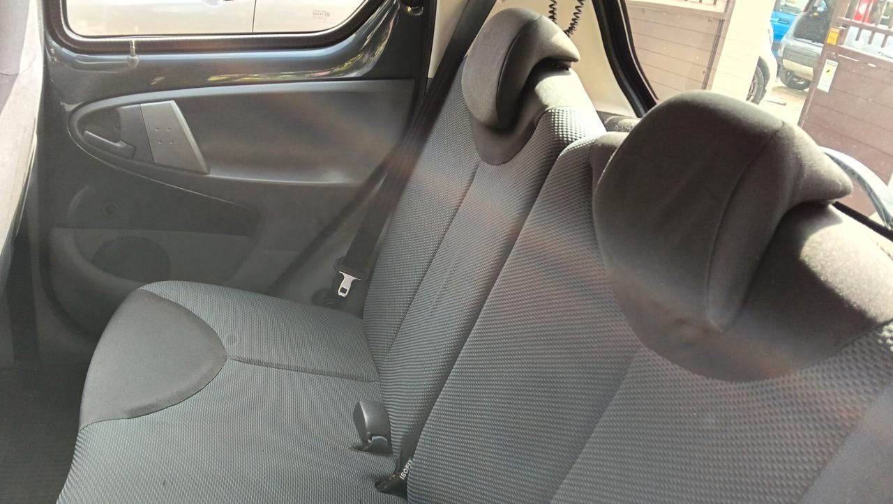 TOYOTA AYGO 1.0 BENZ-2005