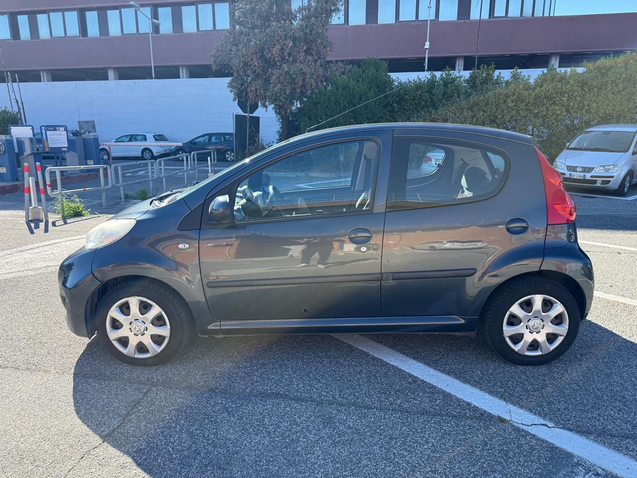 Peugeot 107 1.0 68CV 5p. Sweet Years 2Tronic
