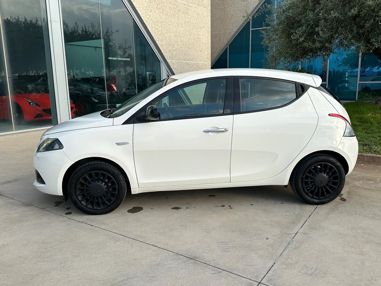 Lancia Ypsilon 1.0 hybrid possibilità noleggio no scoring