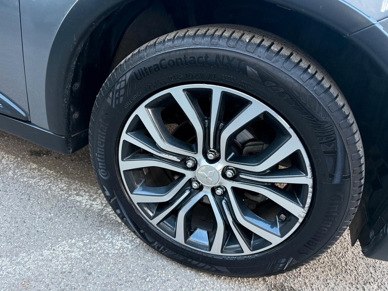 Mitsubishi Outlander 2.2 Plus 4x4 7 Posti / Euro 6