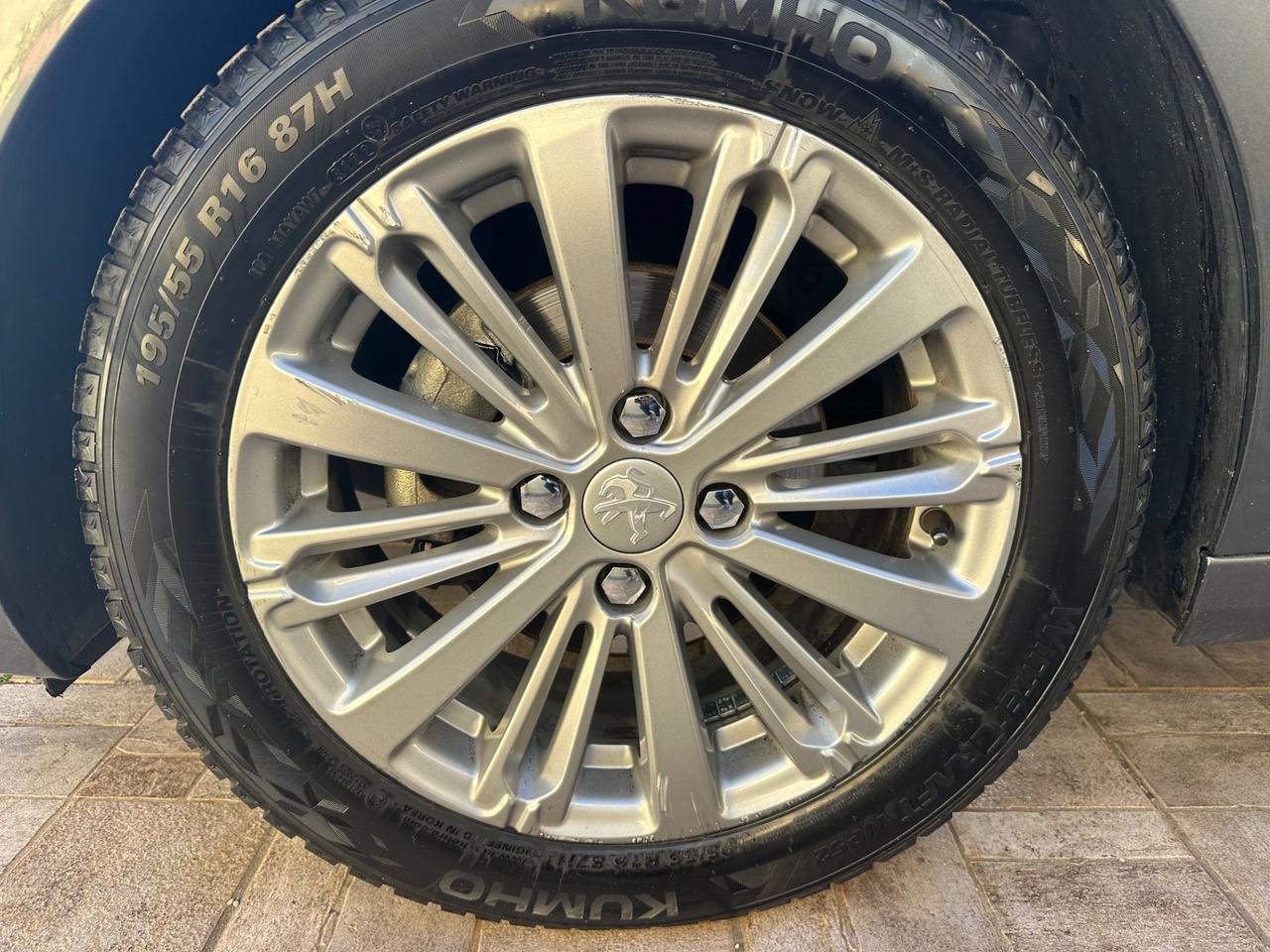 Peugeot 208 PureTech 82 5 porte Allure