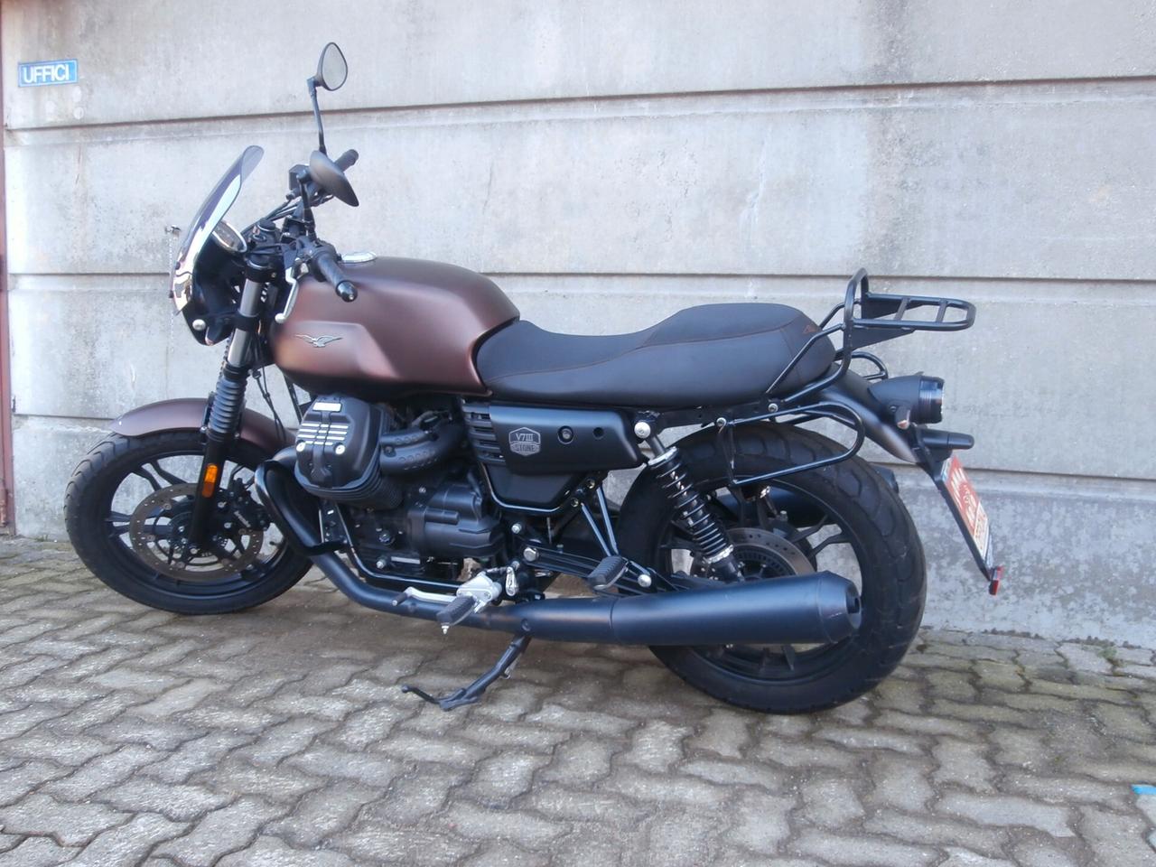 Moto Guzzi V7 III Stone Night Pack (2019 - 20) Passaggio incluso.