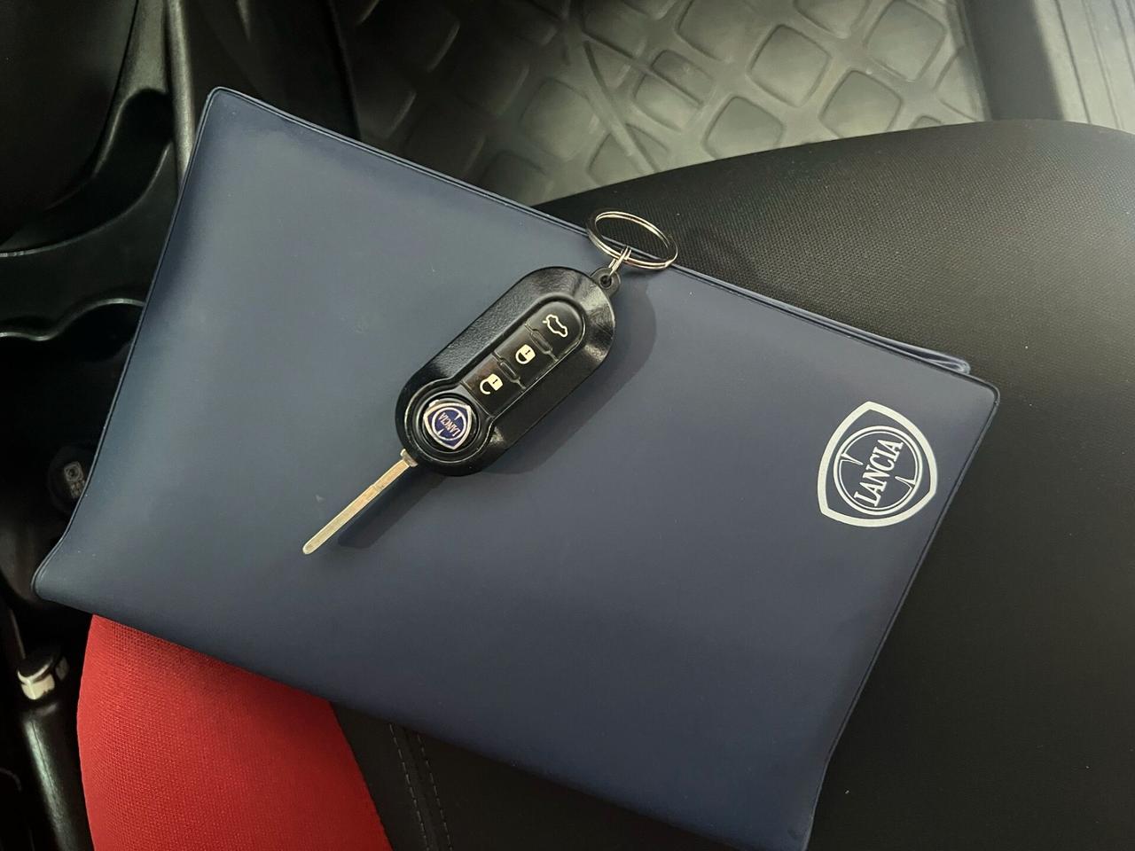 Lancia Ypsilon 1.2 69 CV 5 porte S&S Black&Red