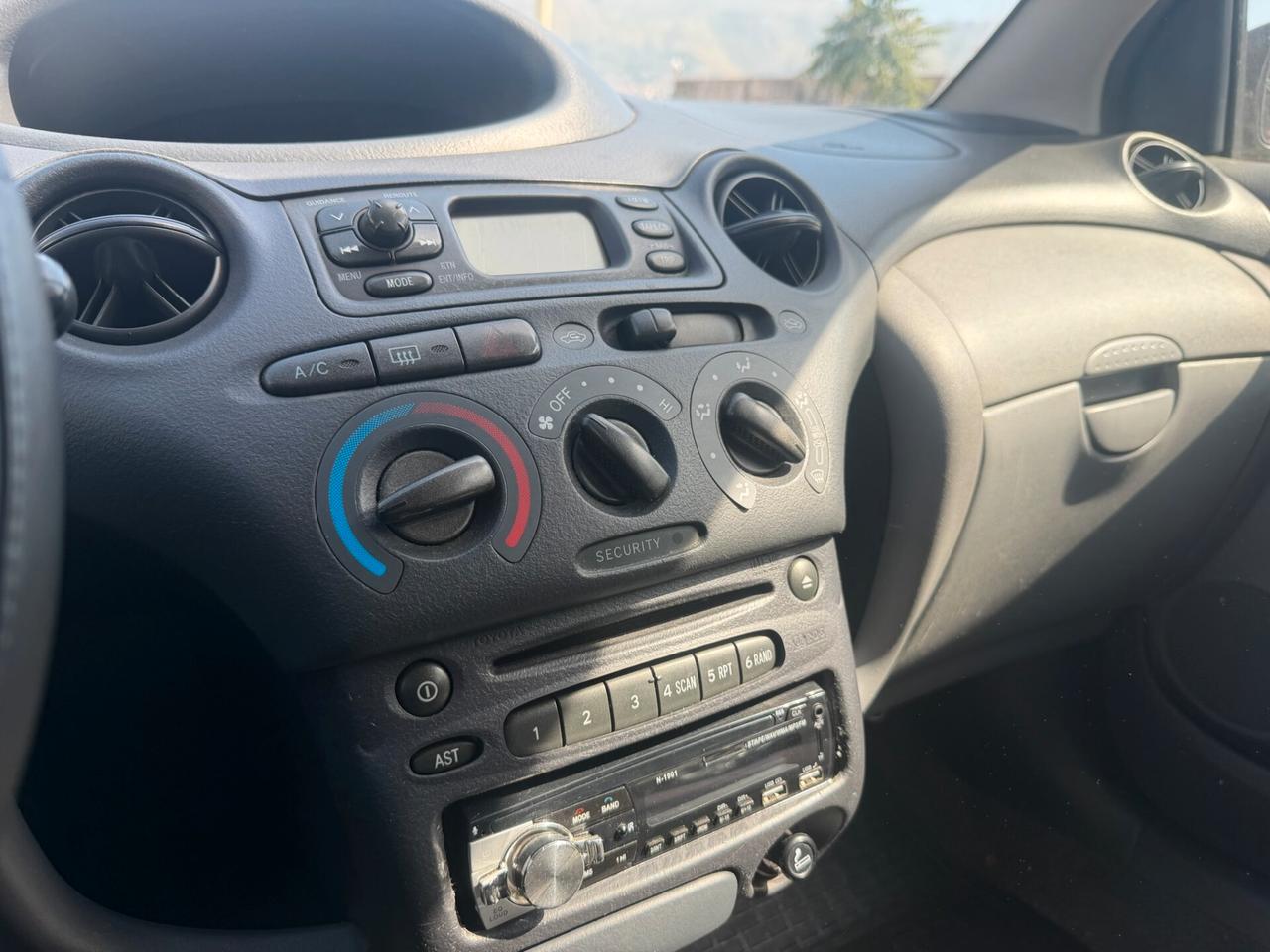 Toyota Yaris 1.3i 16V cat 3 porte Luna '03