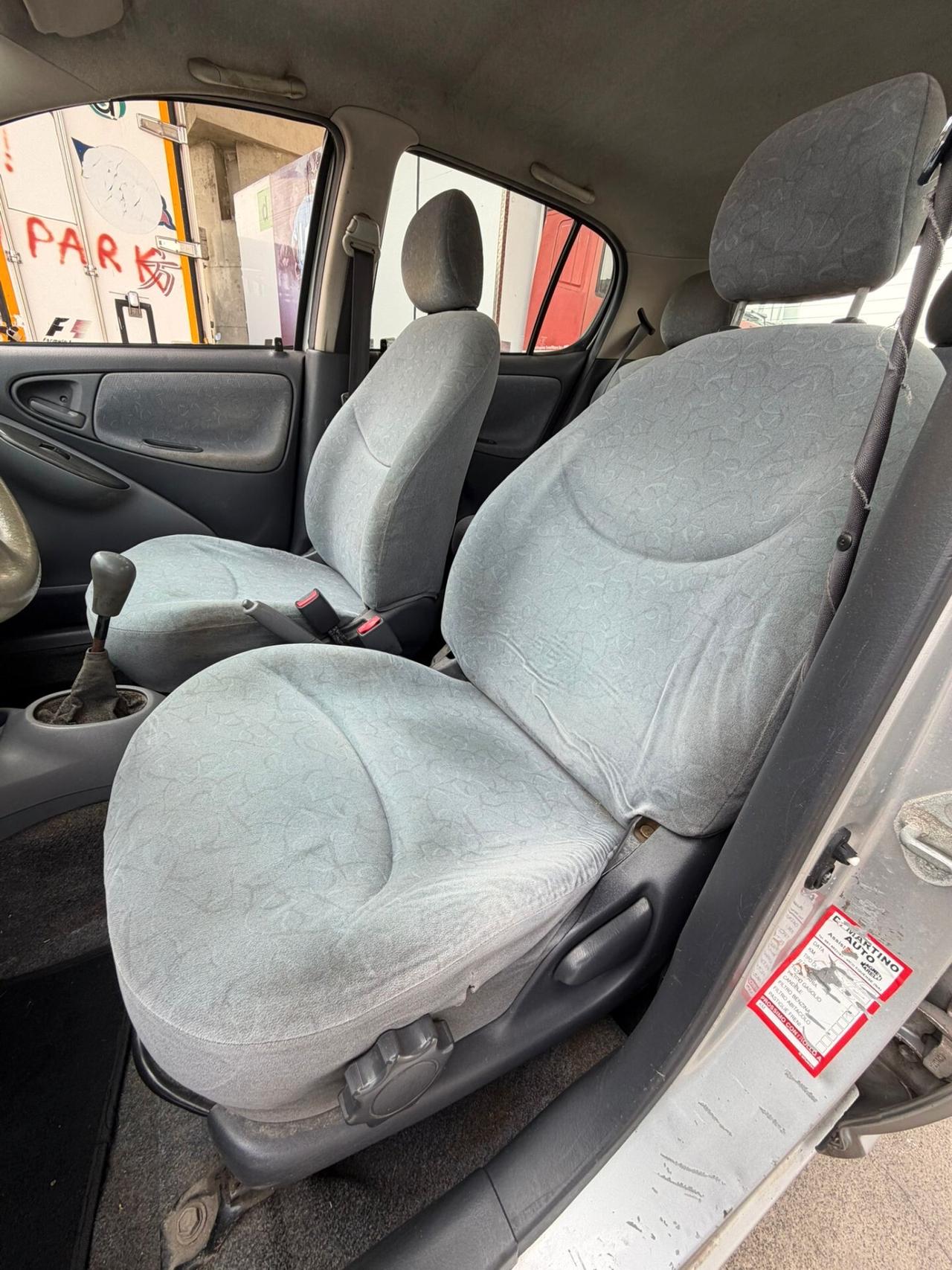 Toyota Yaris 1.0i 16V cat 5 porte Sol