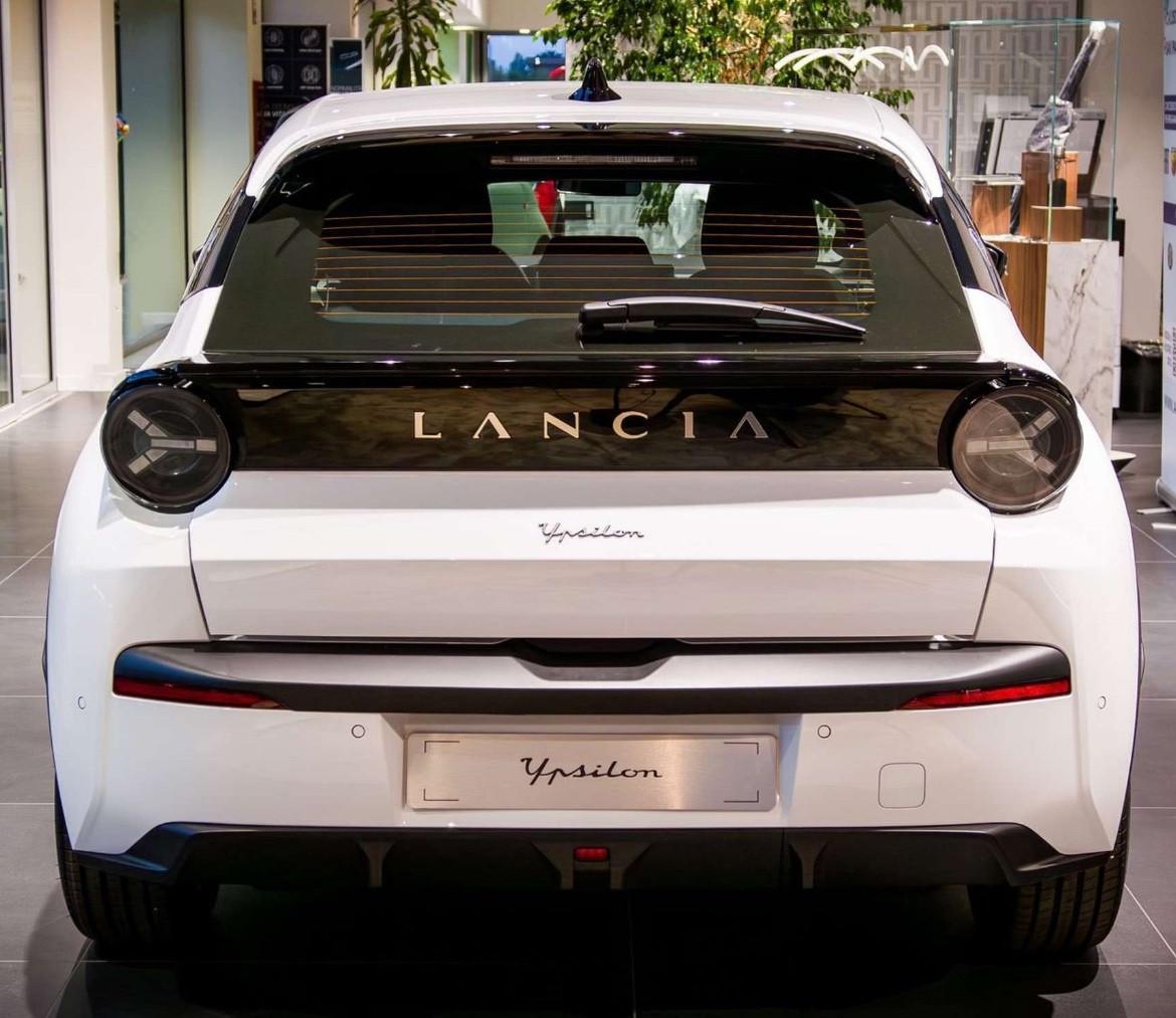 Lancia Ypsilon Hybrid e-DCT AUTO A NOLEGGIO