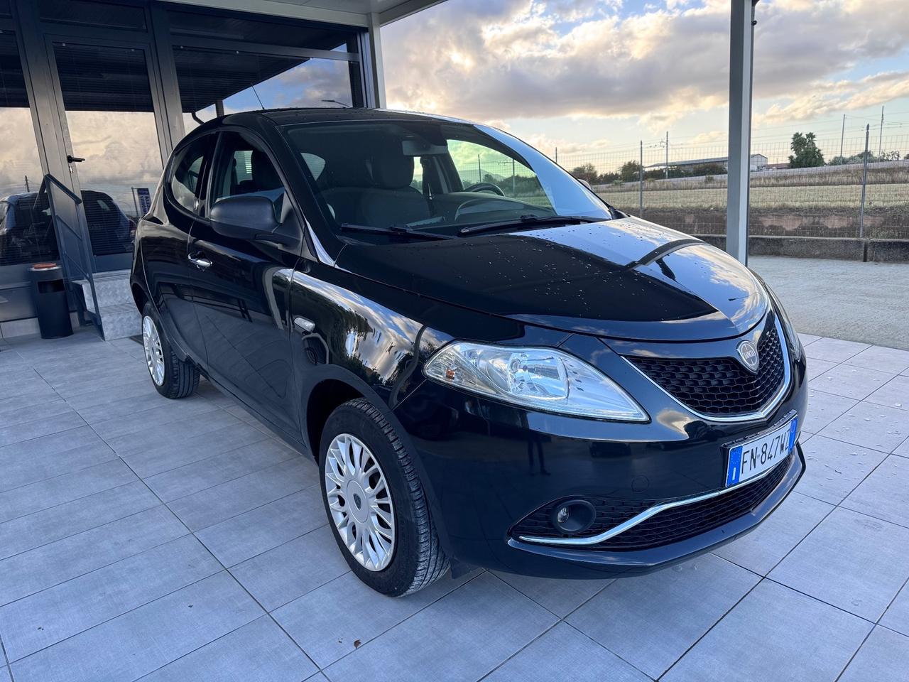 Lancia Ypsilon 0.9 TwinAir 85 CV 5 porte Metano Ecochic Platinum