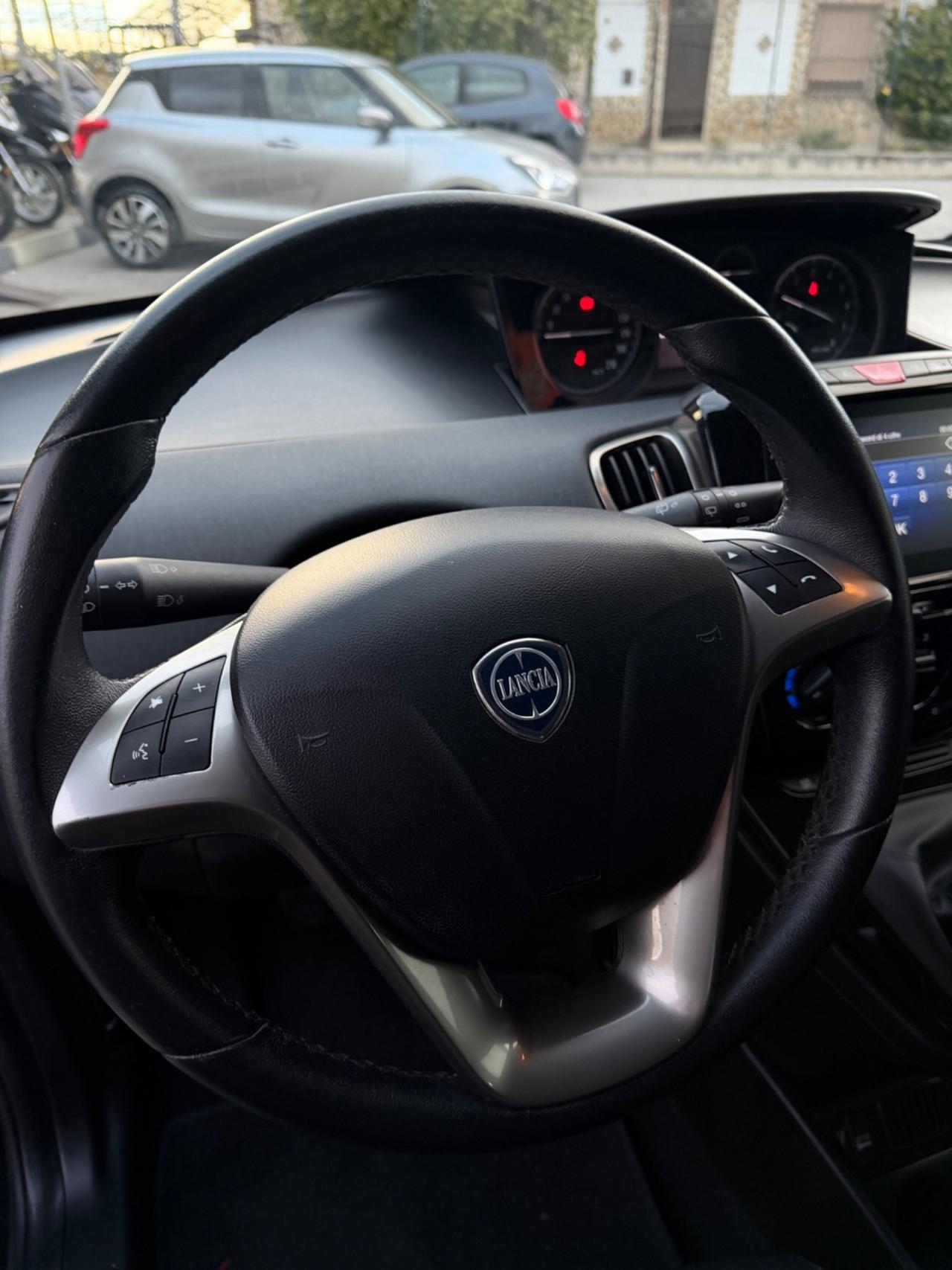 Lancia Ypsilon 1.0 FireFly 5 porte S&S Hybrid Ecochic Gold