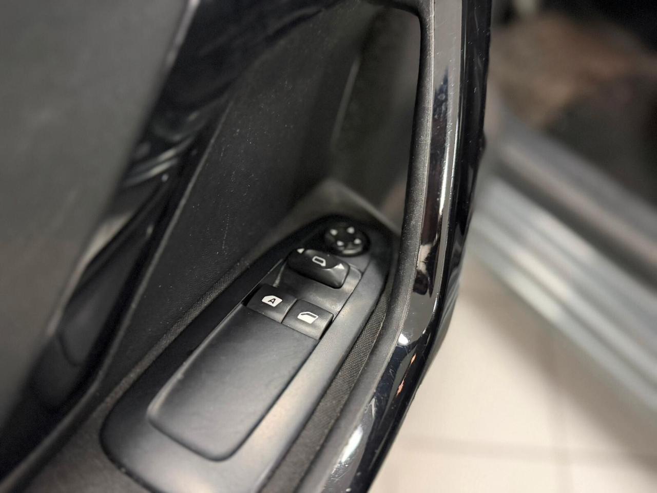 Peugeot 208 1.2 b X NEOPATENTATI 2014