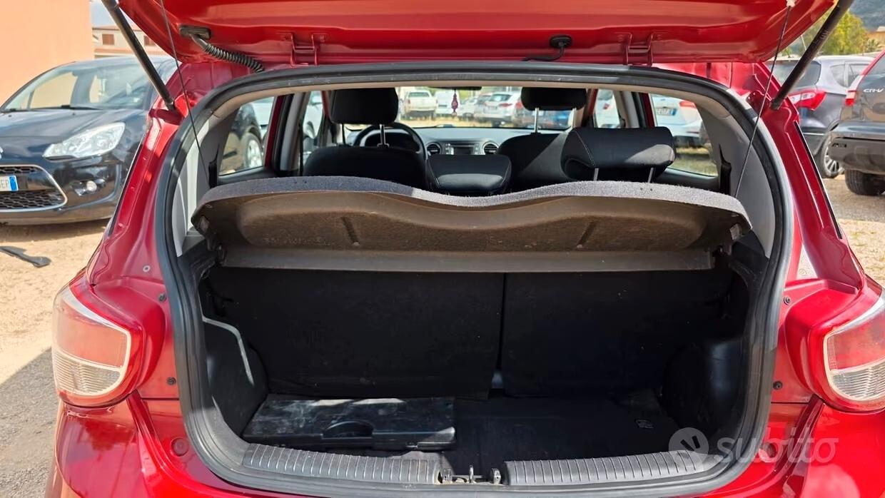 Hyundai i10 1.0 70CV classic pro ( FA UN PO DI FUMO BIANCO ED HA UN CONSUMO D'OLIO ),