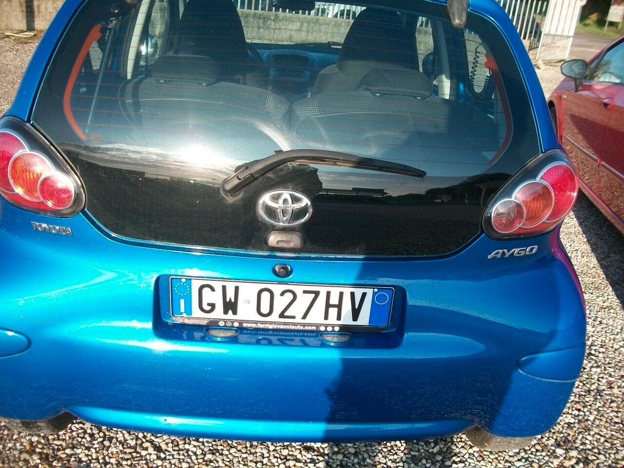 Toyota Aygo 1.0 12V VVT-i 5 porte Sol CC 998 BENZINA SI NUOVI PATENTATI GARANZIA UN ANNO KM 122500 COME NUO