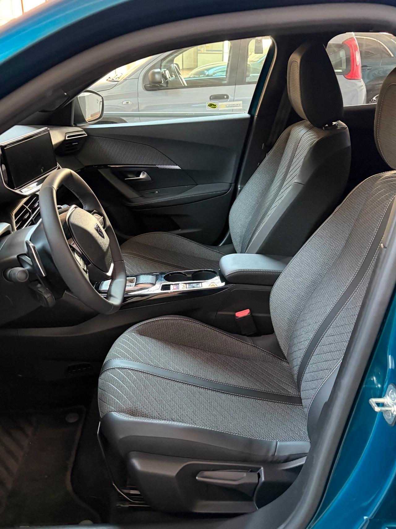 PEUGEOT 2008 HYBRID 145 e-DCS6 ALLURE (1.900 KM, IVA ESPOSTA)