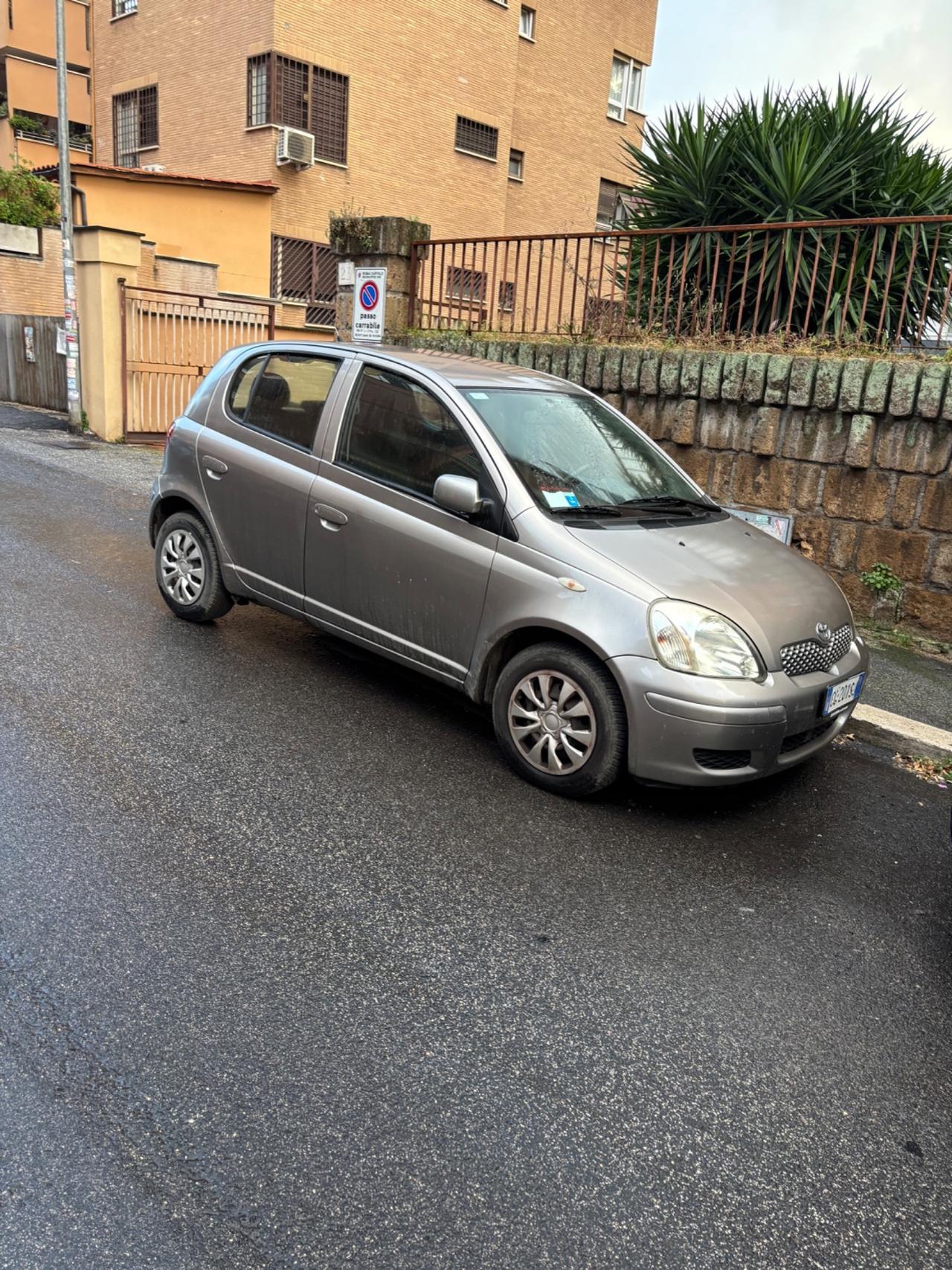 Toyota Yaris 1.0i 16V cat 5 porte Sol