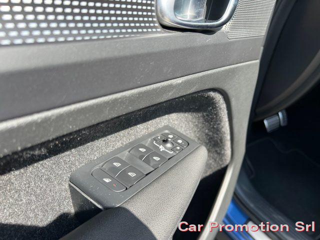 VOLVO XC40 T3 R-design