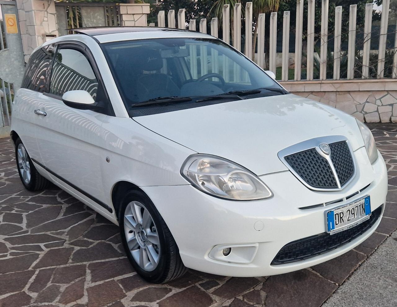 Lancia Ypsilon 1.3 MJT 75 CV Sport MomoDesign