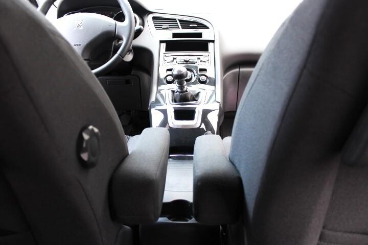 Peugeot 5008 1.6 HDi 115CV Allure 7POSTI CLIMA AUTOMATICO SENSORI PARK RADIO CD NAVIGATORE