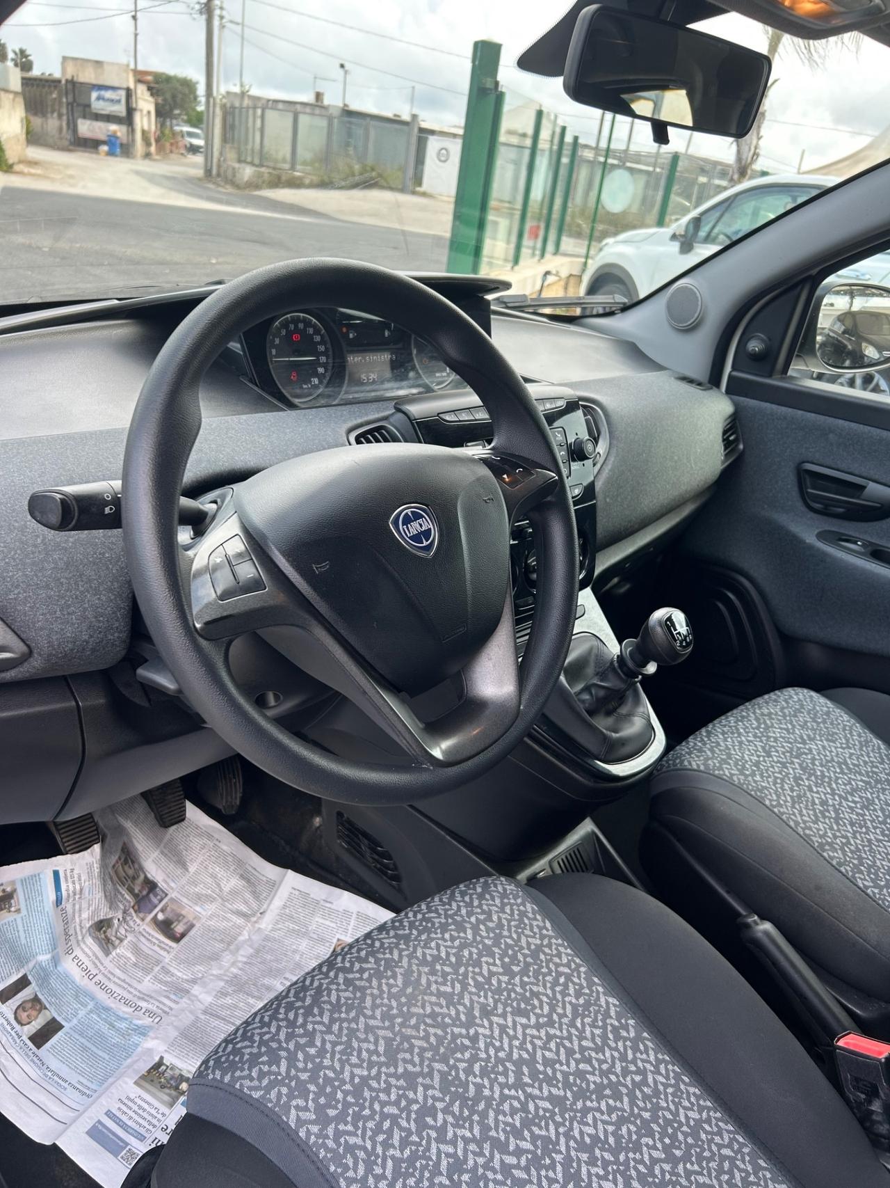 Lancia Ypsilon 1.0 FireFly 5 porte S&S Hybrid Ecochic Silver
