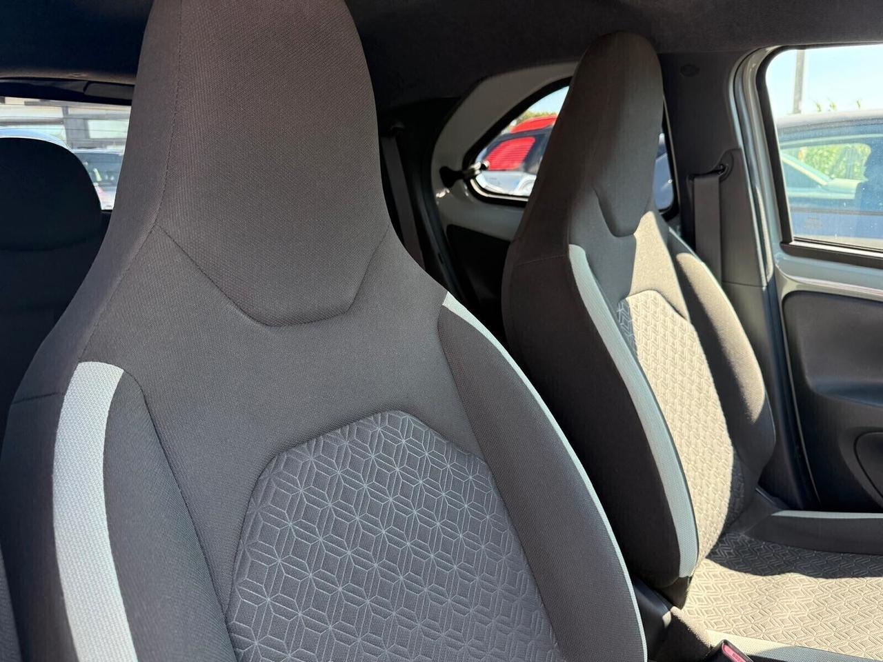 Toyota Aygo X 1.0 VVT-i 72 CV 5 porte Trend S-CVT ADATTA A NEO PATENTATI