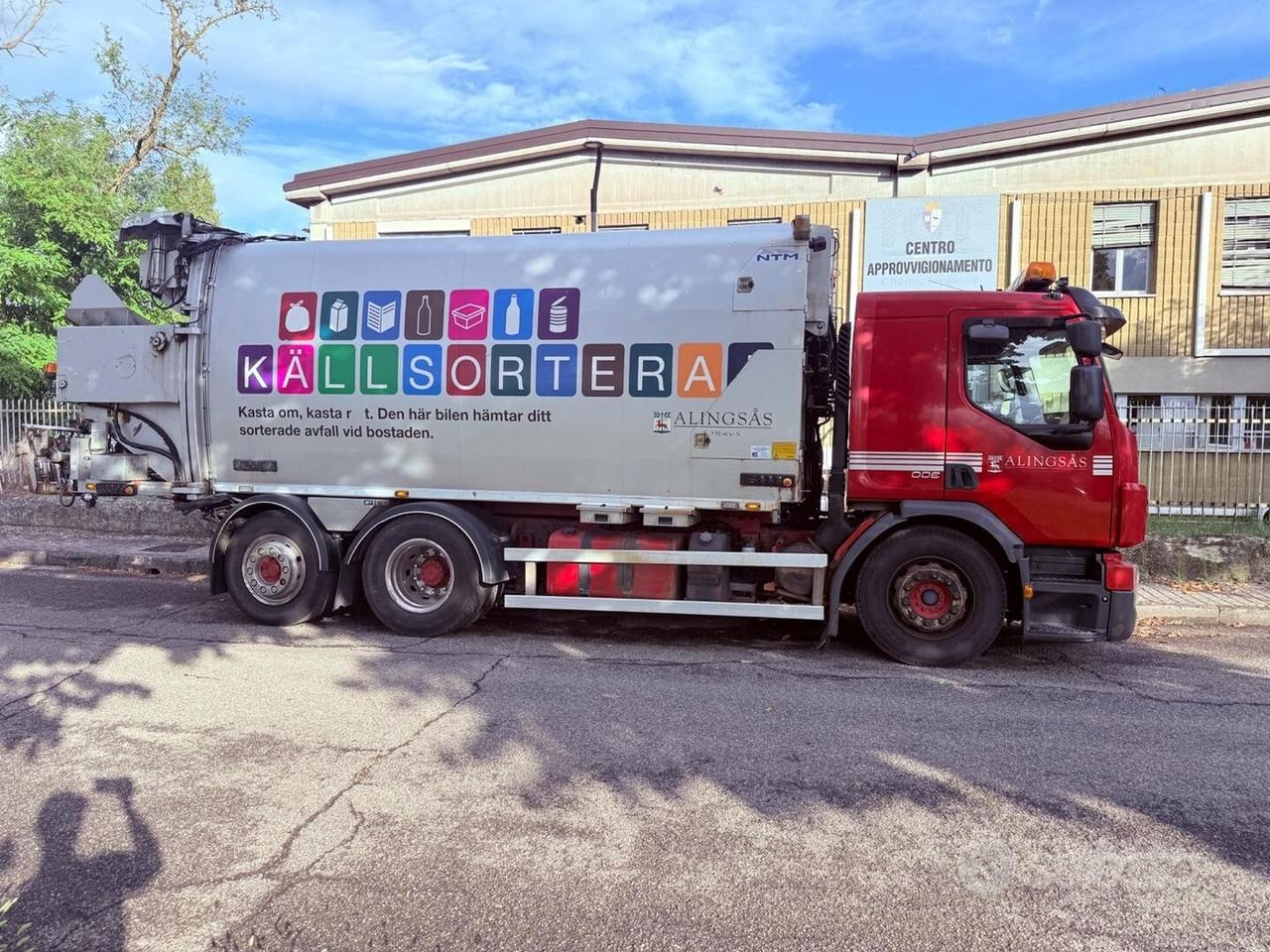 Volvo FE 300 - COMPATTATORE PER RIFIUTI A 4 SCOMPA