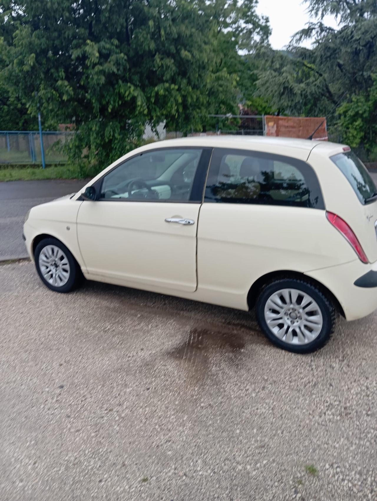 Lancia Ypsilon 1.4 16V Platino
