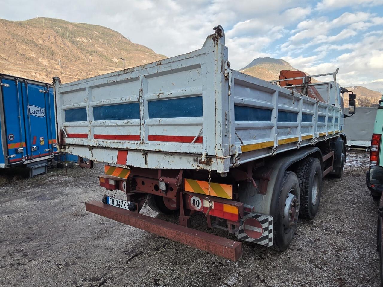 Iveco Eurotech con ribaltabile e gru
