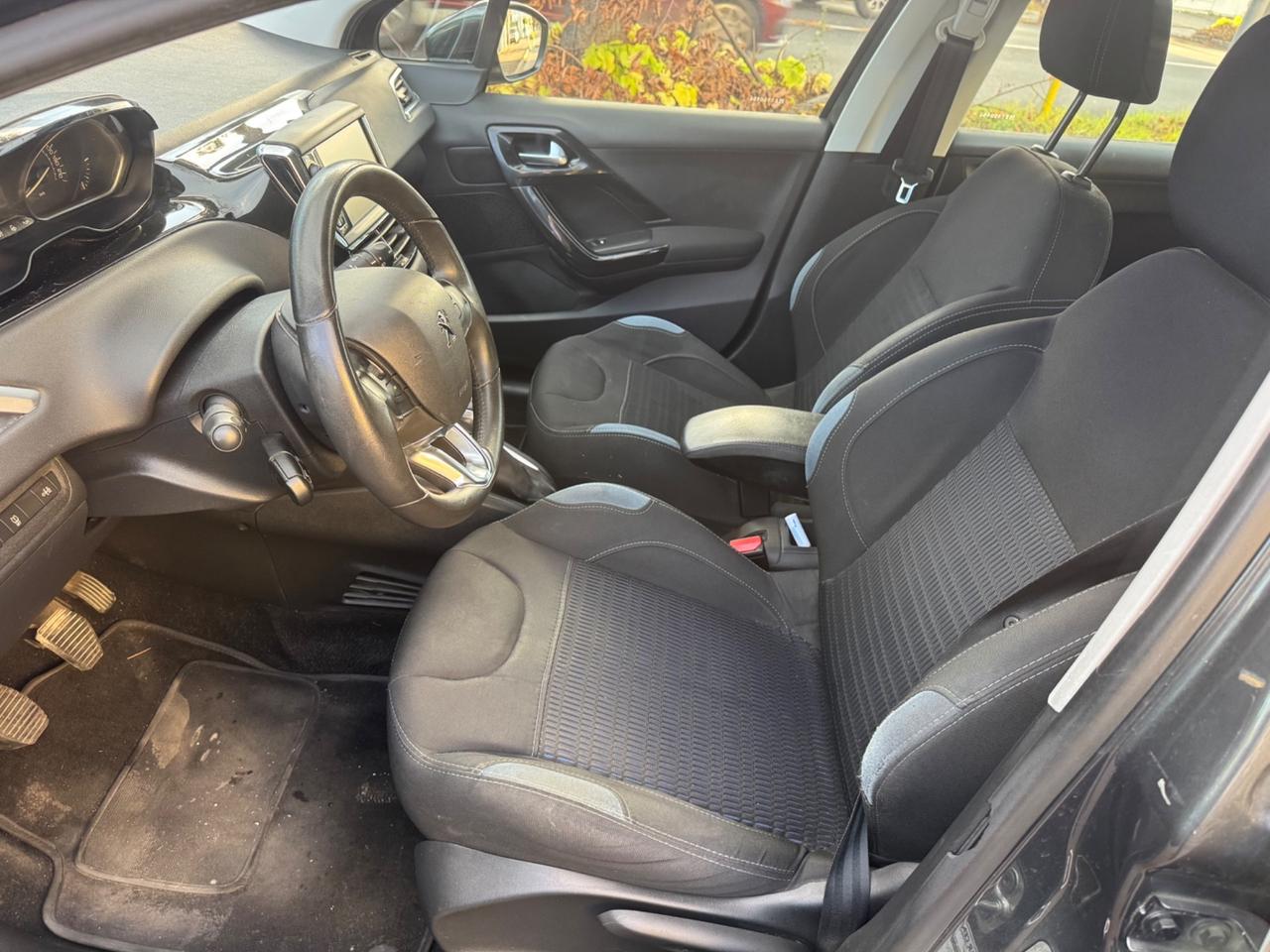 Peugeot 208 5P. 1.2 benz neopaten garanzia 12 mesi