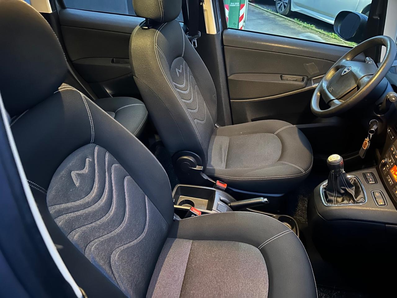 Lancia Ypsilon 1.3 MJT 75 CV Unyca