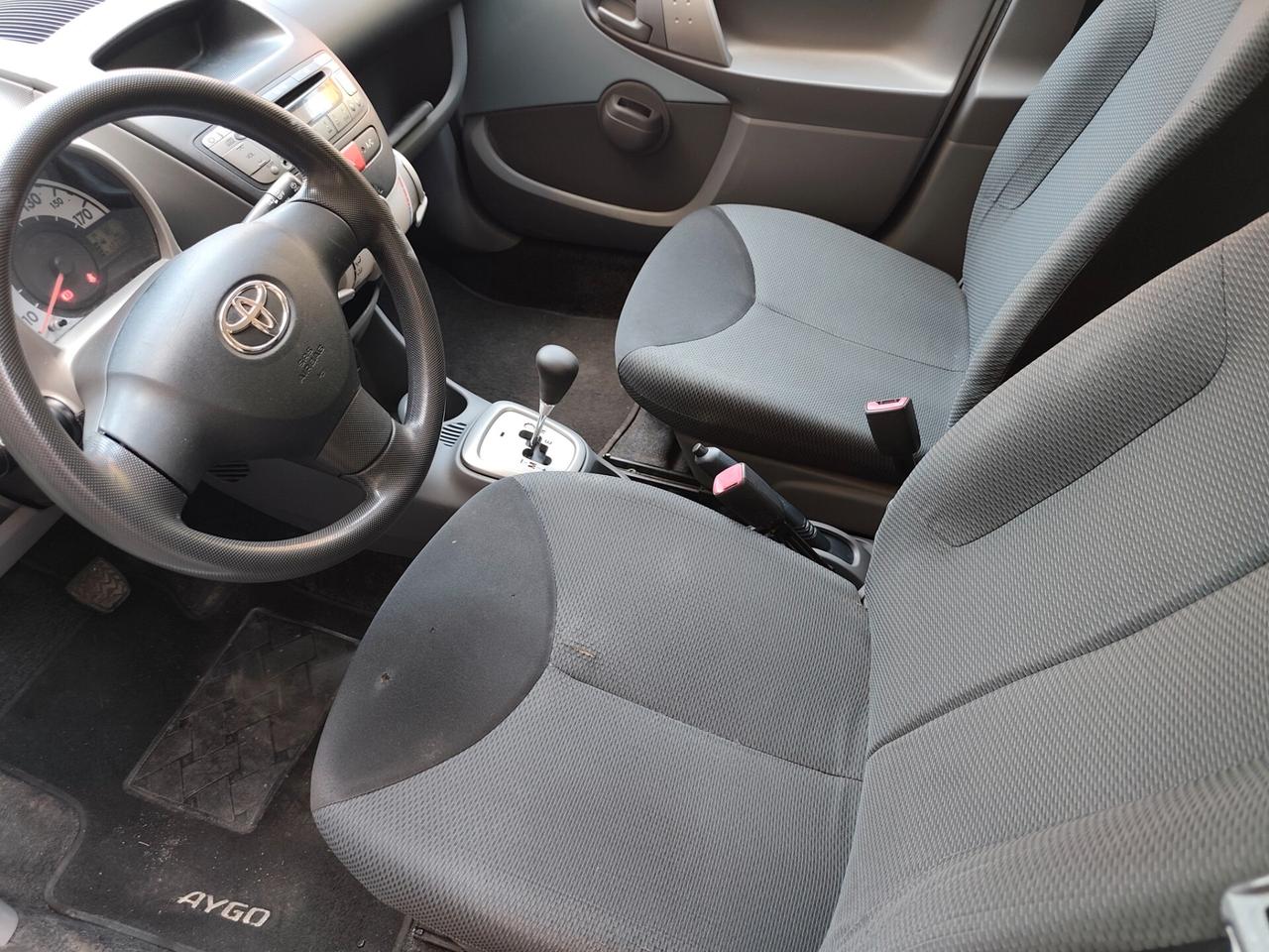 Toyota Aygo 1.0 benzina Automatica leggi